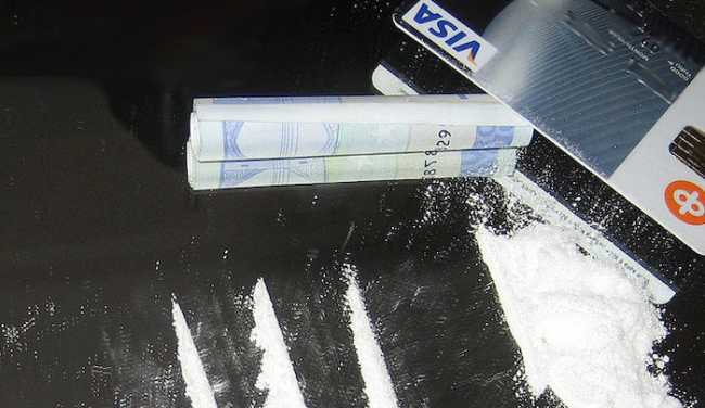800px Cocaine lines 2