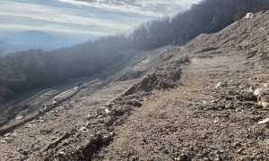 La cava al confine tra Italia e Svizzera dove i contrabbandieri abbandonarono i Segre copia