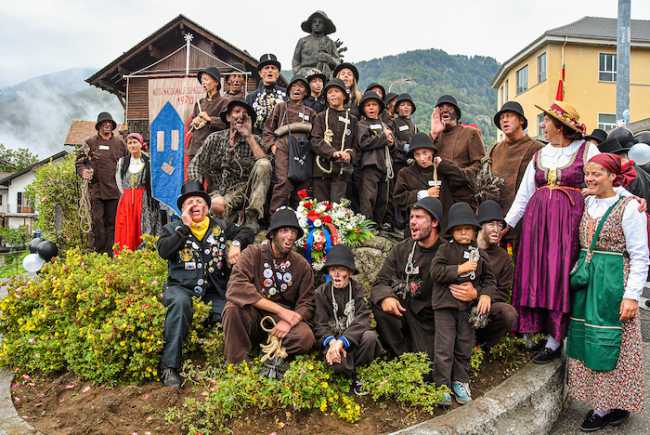 Omaggio monumento piccolo spazzacamino Raduno Internazionale dello Spazzacamino 2022 ph. Maurizio Besana 17
