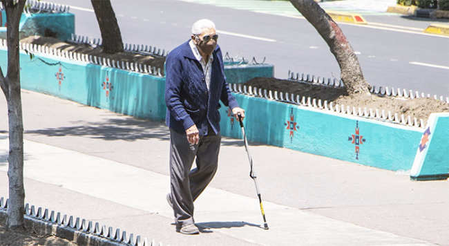 anziano bastone covid