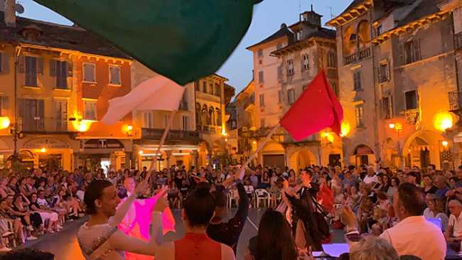 ballo piazza bandiere giovedi