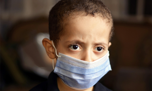 bambino mascherina azzurra