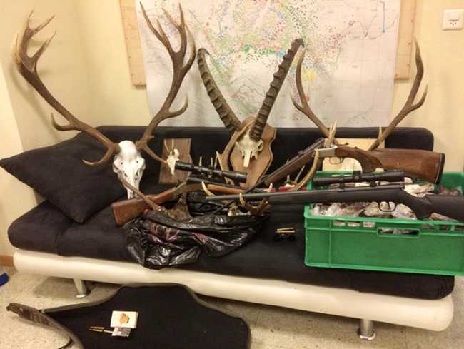 bracconieri svizzera fucili corna