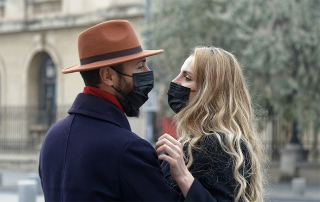 covid bacio mascherina coppia