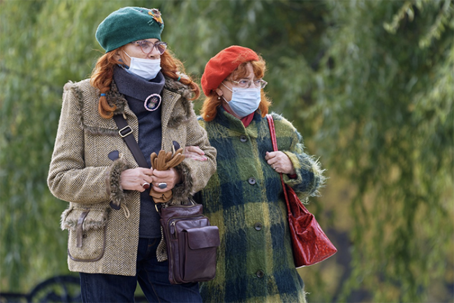 covid donne passeggio mascherina