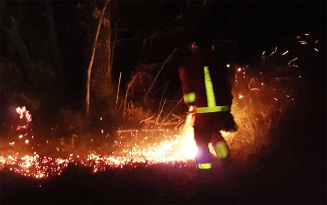 fiamme notte vifile acqua