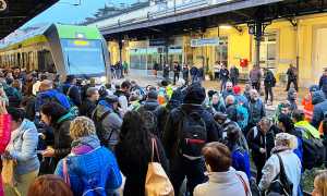 frontalieri stazione protesta binari domo