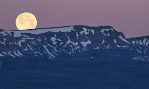 luna piena montagna neve