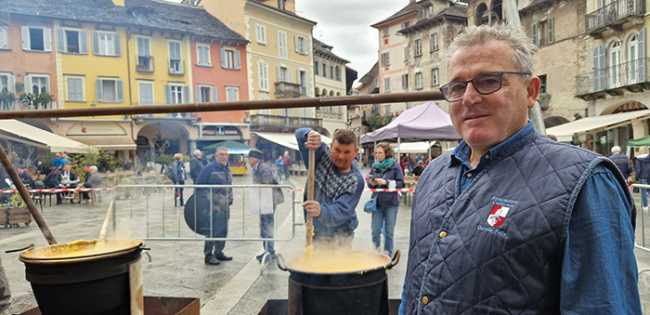mimmo lipari oscella piazza mercato