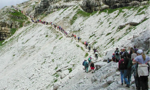 montagna fila sentiero folla