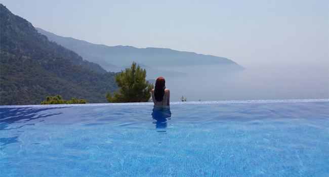 piscina montagna ragazza spalle