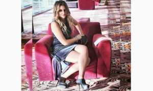 selena russo poltrona rosso