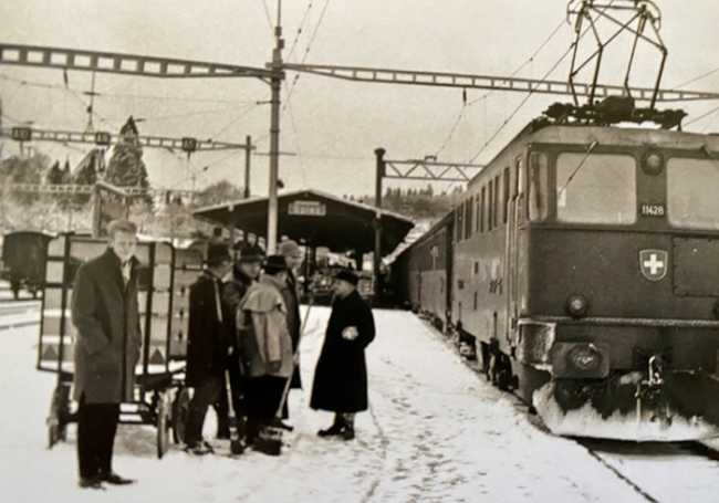 treno svizzero neve bn