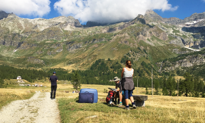 turisti alpe veglia valigie