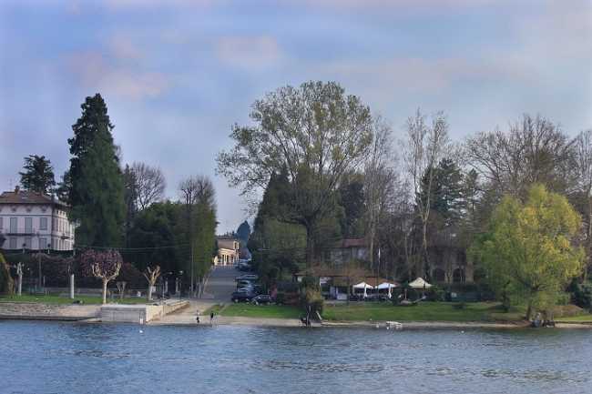 Castelletto Ticino dal lago 