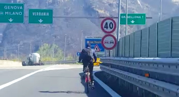 ciclista bici superstrada
