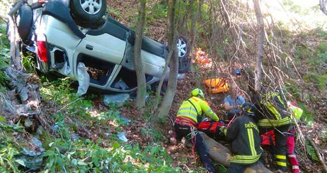 fuoristrada cappottato bosco
