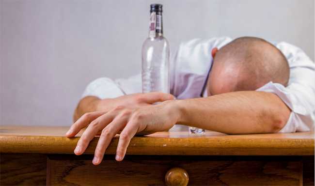 ubriaco tavolo bottiglia