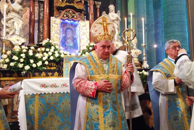 vescovo re madonna sangue 2016