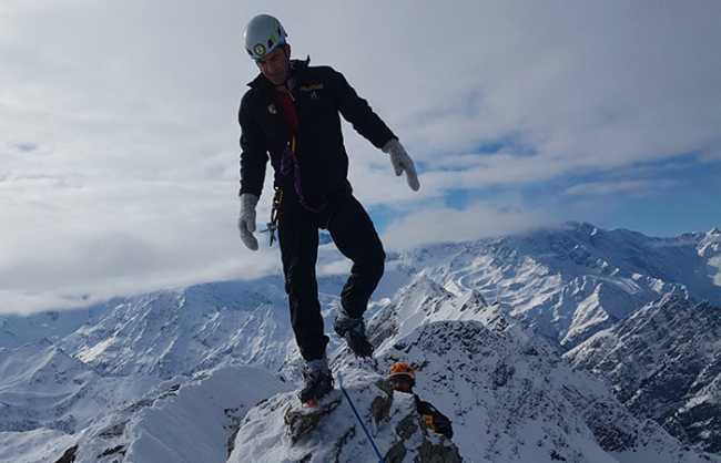 cima montagne scalatore