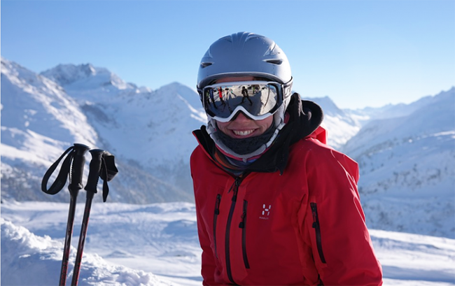 ragazza sci montagne casco