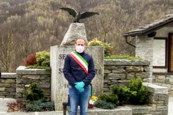 borgomezzavalle sindaco mascherina monumento