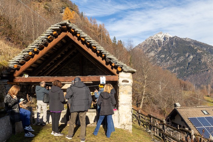 „Weihnachten mit Genuss“: Streetfood und Krippen am Wasser in Crodo